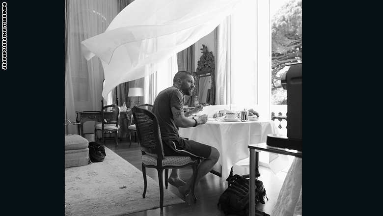 بالصور.. نظرة "خلف الكواليس" داخل حياة مشاهير هوليوود السرية