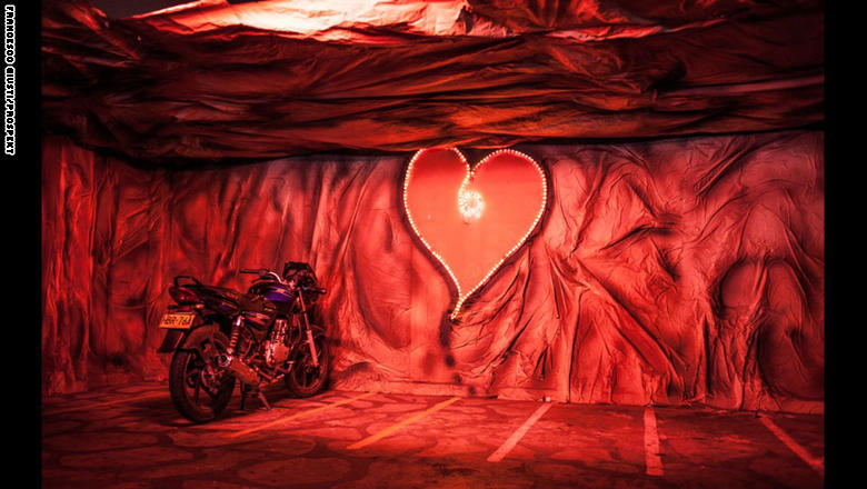 فنادق الحب تأخذ العشاق إلى أبعد ما يسافر الخيال في "غرف مخصصة" للمغامرة والتشويق