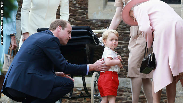 الأمير جورج مع الملكة ووالده الأمير وليام
