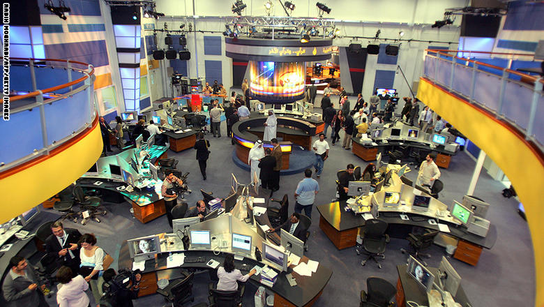 سفير الإمارات في بريطانيا يرد على تغريدة لفيصل القاسم ومدحة قناة الجزيرة