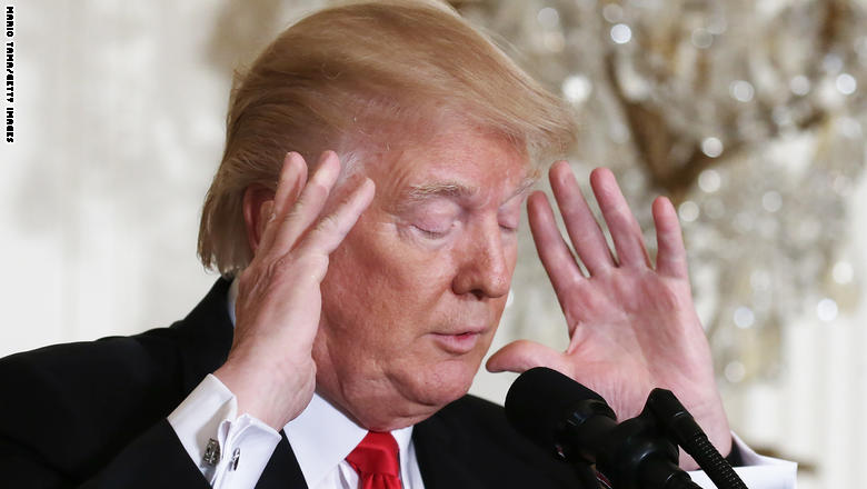 من شد يد من يصافحه إلى "وجهه الحزين".. هكذا ترجم الخبراء لغة جسد ترامب