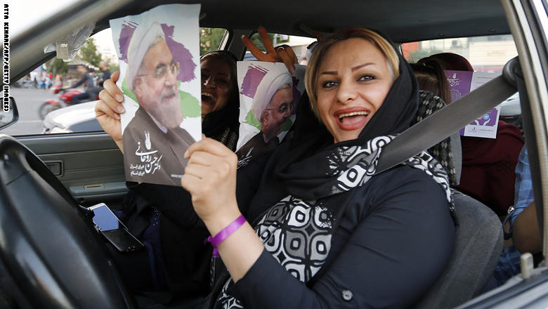 بالصور.. إيرانيات حاضرات بقوة لدعم روحاني ورئيسي