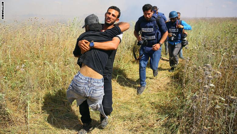 فقد ساقيه في غارة قبل 10 سنوات.. فلسطينيون يشيعون أبوثريا بعد مقتله برصاصة في رأسه 