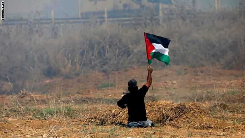 فقد ساقيه في غارة قبل 10 سنوات.. فلسطينيون يشيعون أبوثريا بعد مقتله برصاصة في رأسه 