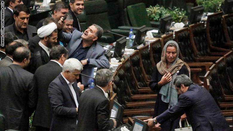 كامليا انتخابي فرد تكتب لـCNN: روحاني بدأ ولايته الثانية بـ"فضيحة" أضحكت شعب إيران