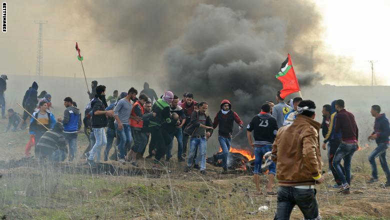 فقد ساقيه في غارة قبل 10 سنوات.. فلسطينيون يشيعون أبوثريا بعد مقتله برصاصة في رأسه