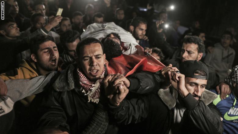 فقد ساقيه في غارة قبل 10 سنوات.. فلسطينيون يشيعون أبوثريا بعد مقتله برصاصة في رأسه 