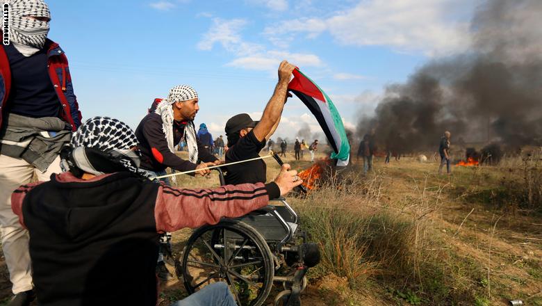 فقد ساقيه في غارة قبل 10 سنوات.. فلسطينيون يشيعون أبوثريا بعد مقتله برصاصة في رأسه 