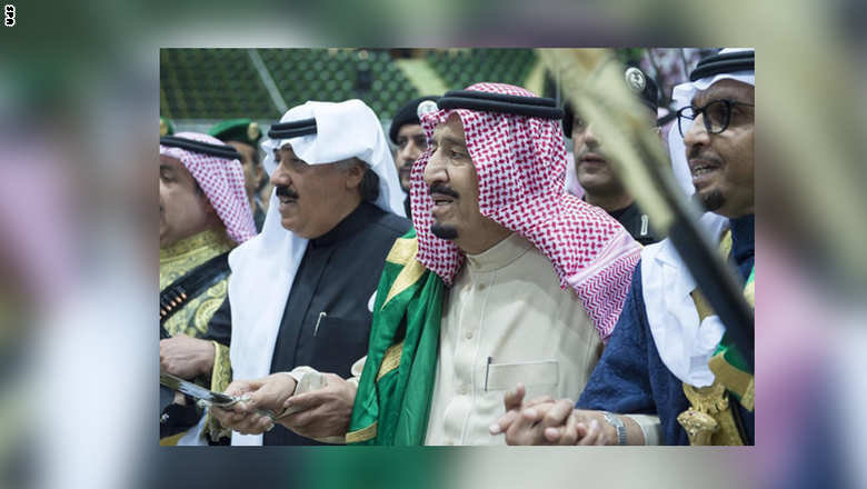 بالصور الملك سلمان يؤدي العرضة بالسيف ويقب ل علم السعودية ونجله الأمير محمد يزور جرحى الجيش بجازان رأي اليوم
