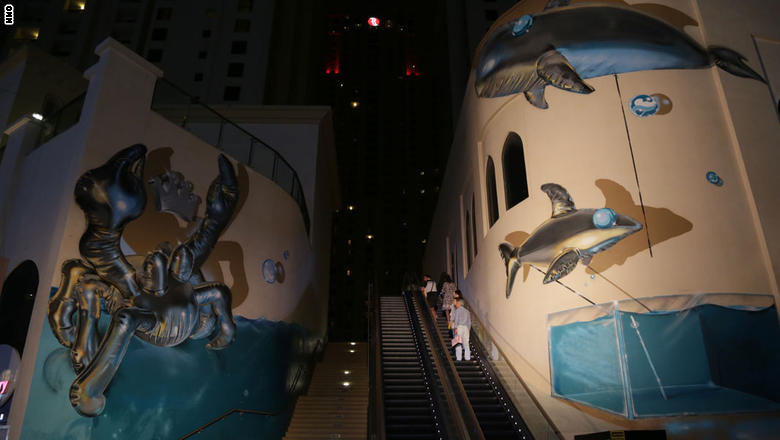 أحصنة تخرج من باطن الأرض وأسماك قرش تطير في الهواء..في مهرجان "دبي كانفاس"