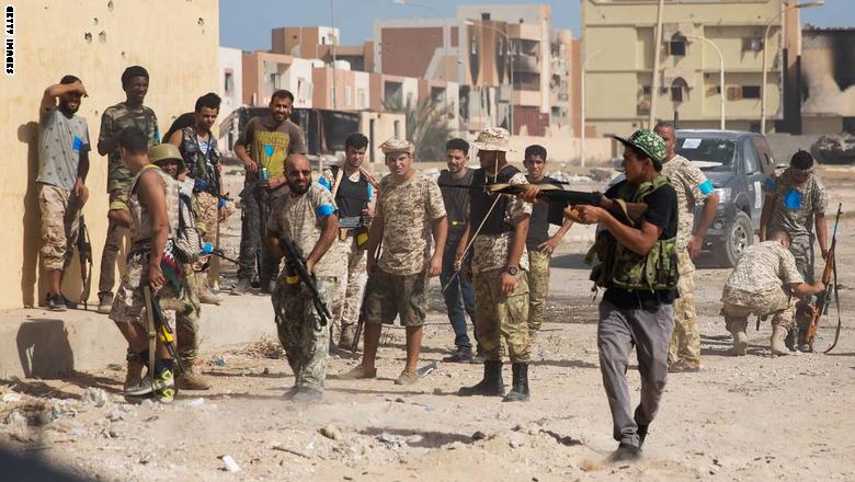 الجزائر تسلم 30 طنا من المساعدات الإنسانية لسكان ليبيا على الحدود
