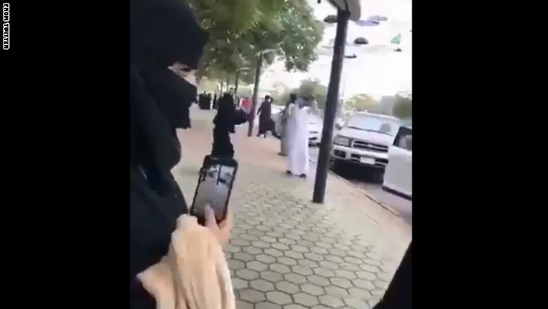 فيديو لفتاة وشاب يرقصان بشارع الفن في السعودية يجتاح تويتر اخبار